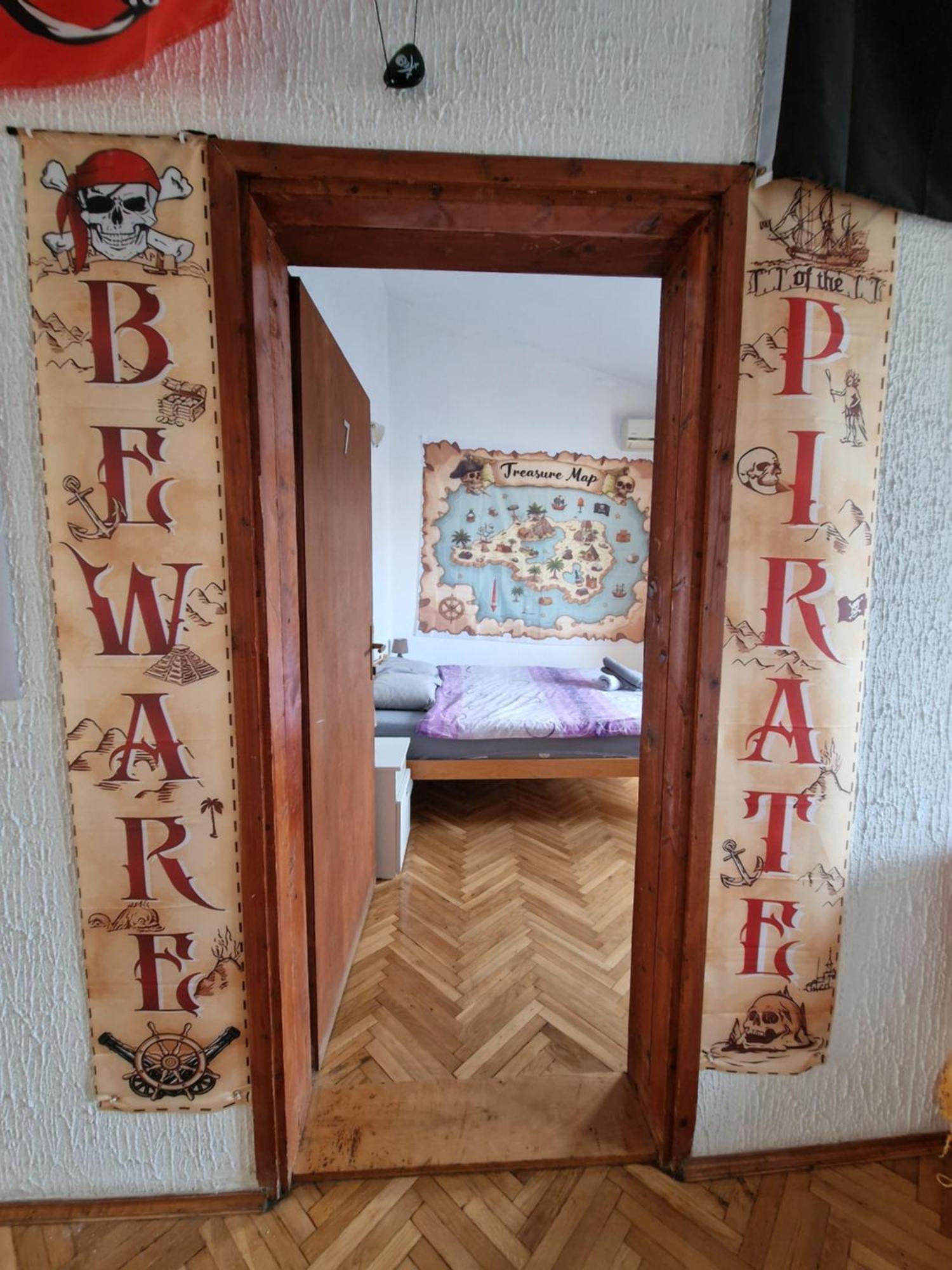 乌尔齐尼 Pirate Backpackers旅舍 外观 照片